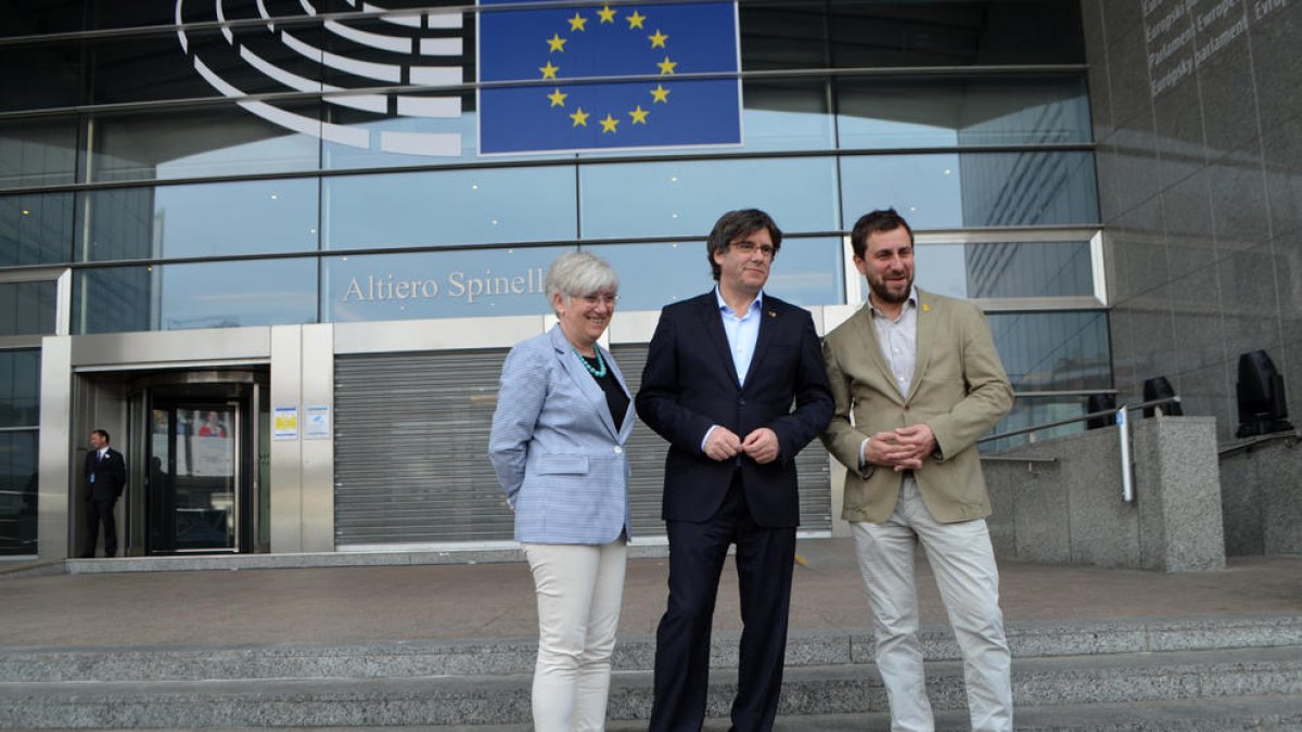 Carles Puigdemont va posar ahir amb Clara Ponsatí i Toni Comín a les portes de l’Eurocambra hores abans de conèixer-se la seua victòria.