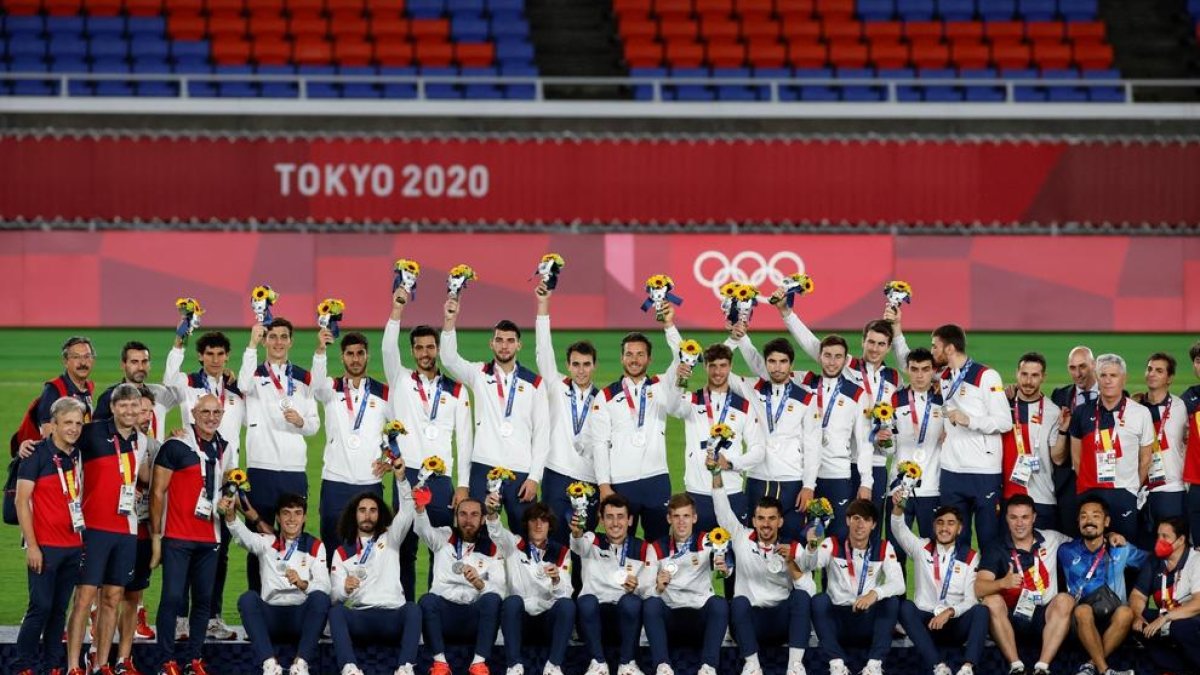 Els jugadors espanyols, al segon calaix del podi amb les medalles de plata al coll.