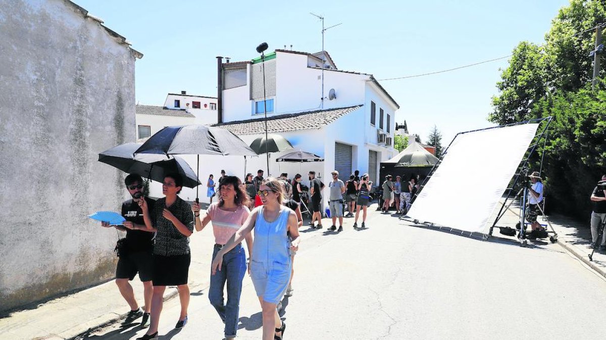 La directora Pilar Palomero dóna instruccions a Natalia de Molina i a membres de l’equip tècnic de rodatge durant una pausa.