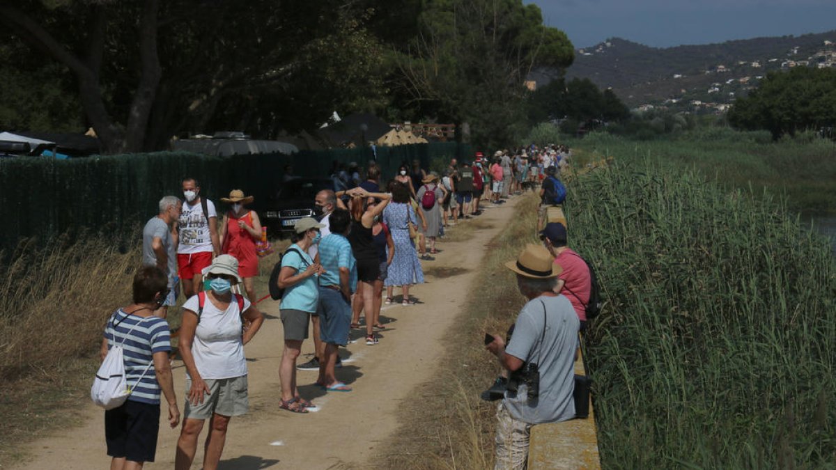 Cadena humana contra l'ampliació de la Marina del Port d'Aro