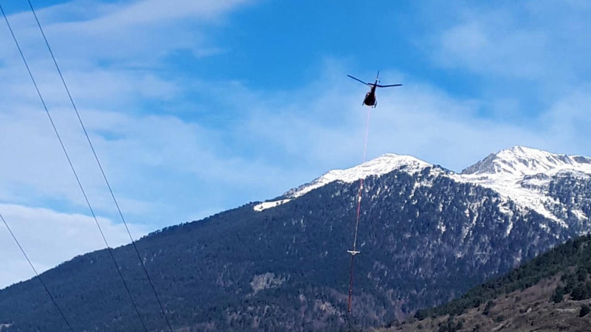 Un helicòpter treballant en la reparació d'una línia elèctrica a Vielha.