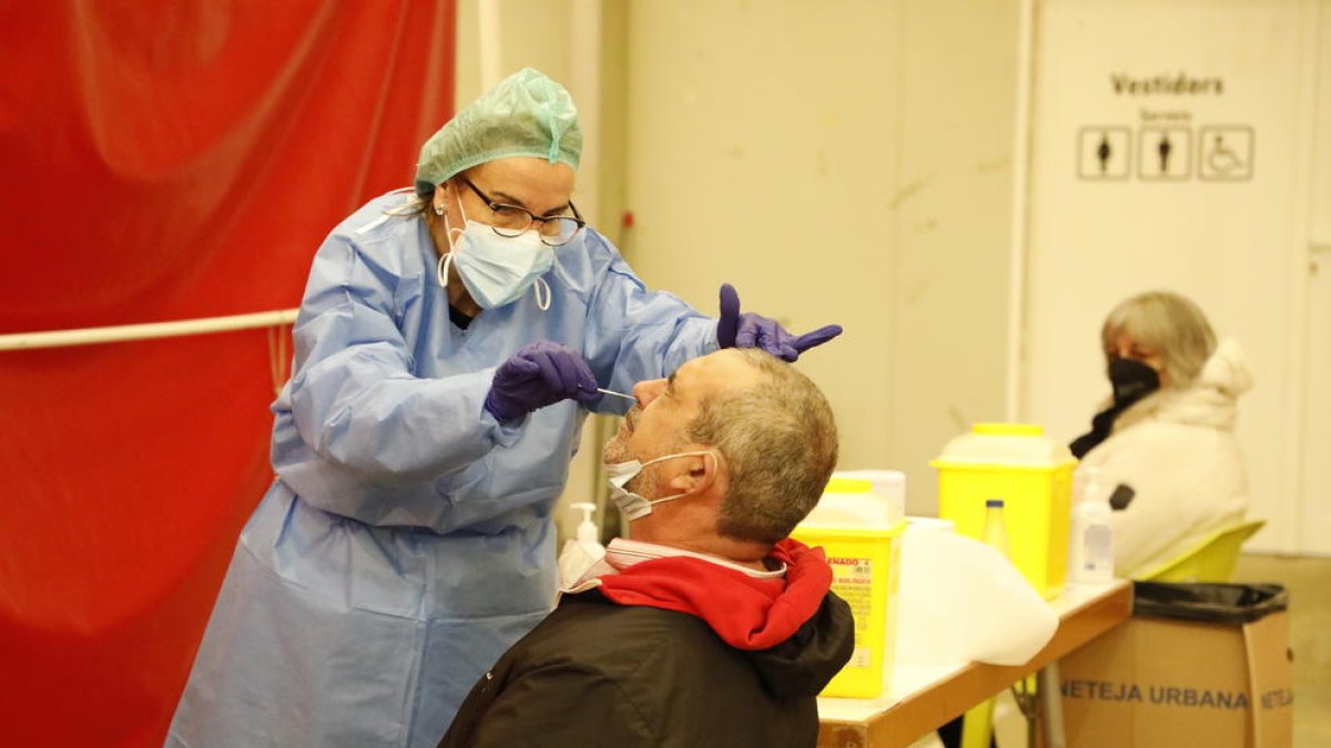 Imatge d’arxiu d’una infermera fent una PCR a un pacient.
