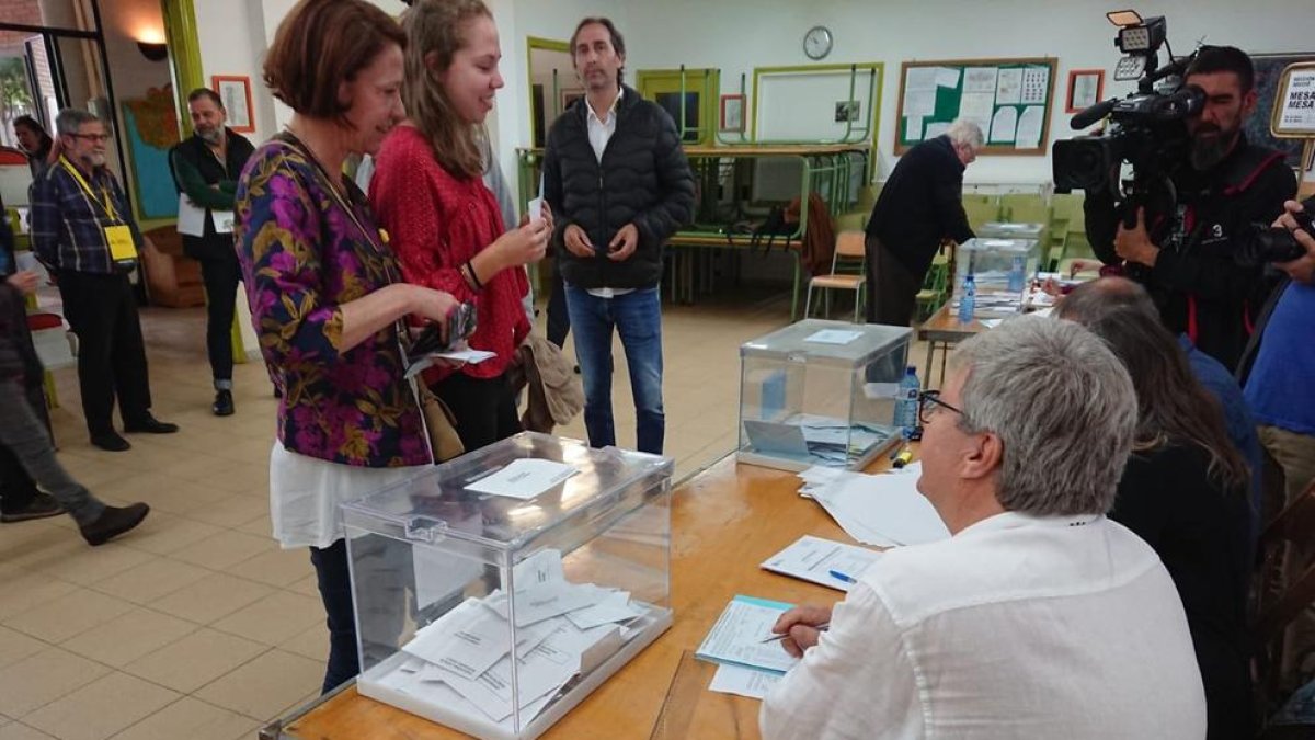 Marta Madrenas, en el moment de votar als comicis d’ahir.