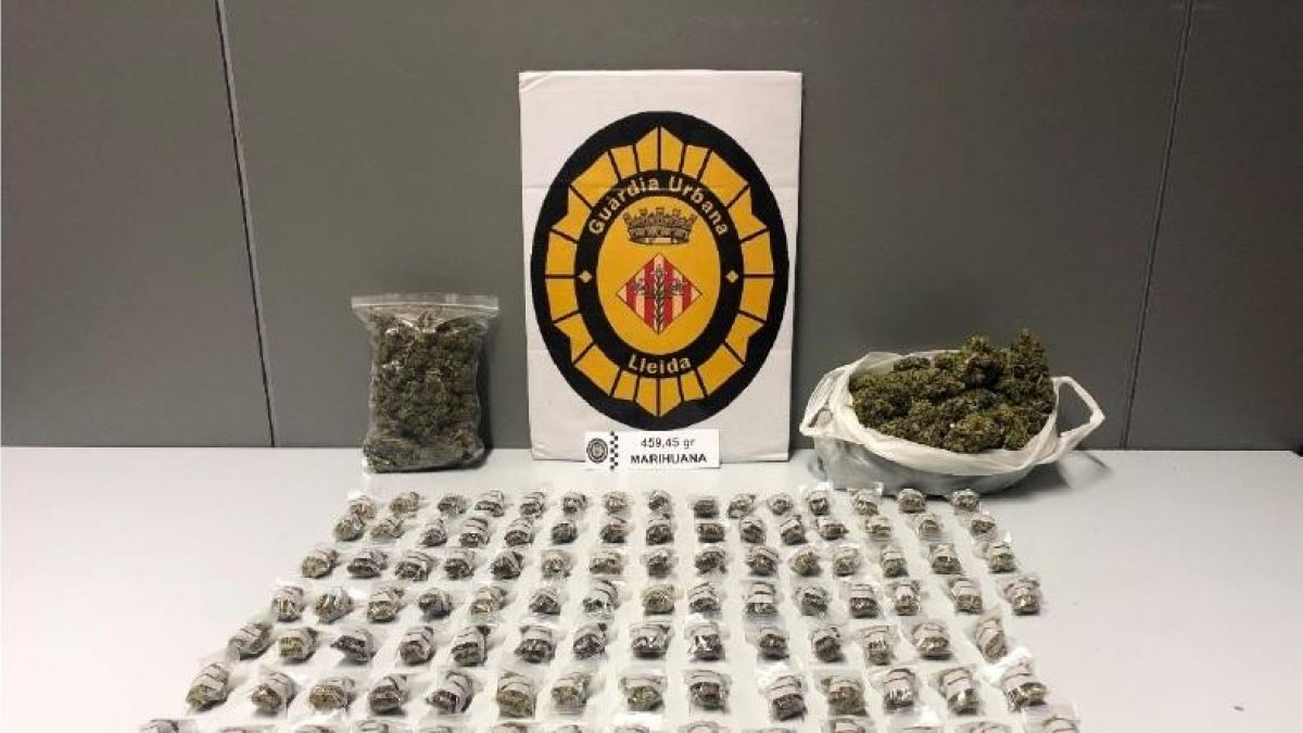 Vista de la droga decomissada divendres passat al carrer Galera.