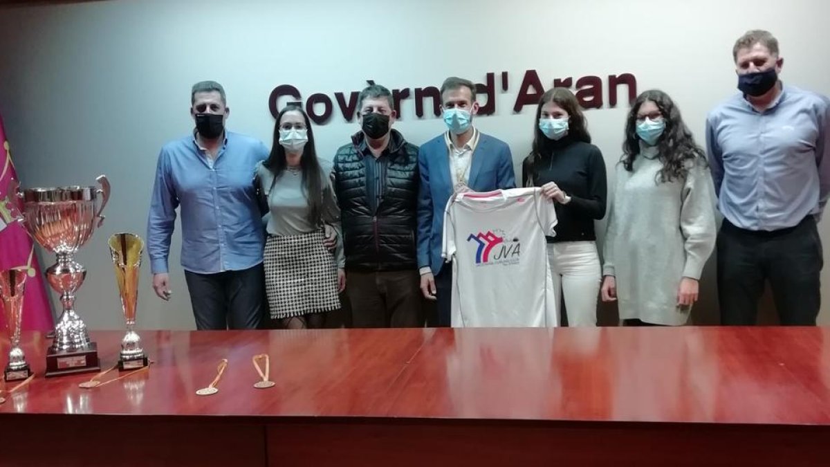 Parte del equipo durante su recepción en el Conselh Generau.