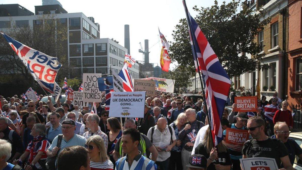 Partidaris del Brexit es van manifestar davant del Parlament després del fracàs en la votació.