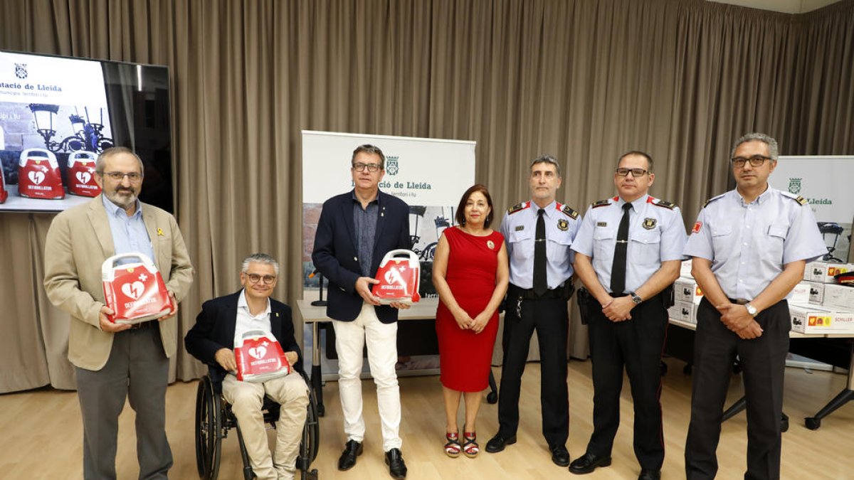 Momento de la entrega de los desfibriladores al cuerpo de Mossos y Bomberos en Lleida.