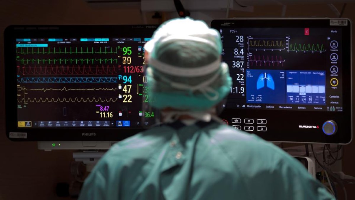 Un profesional sanitario trabaja en la UCI del Hospital Vall d'Hebron de Barcelona