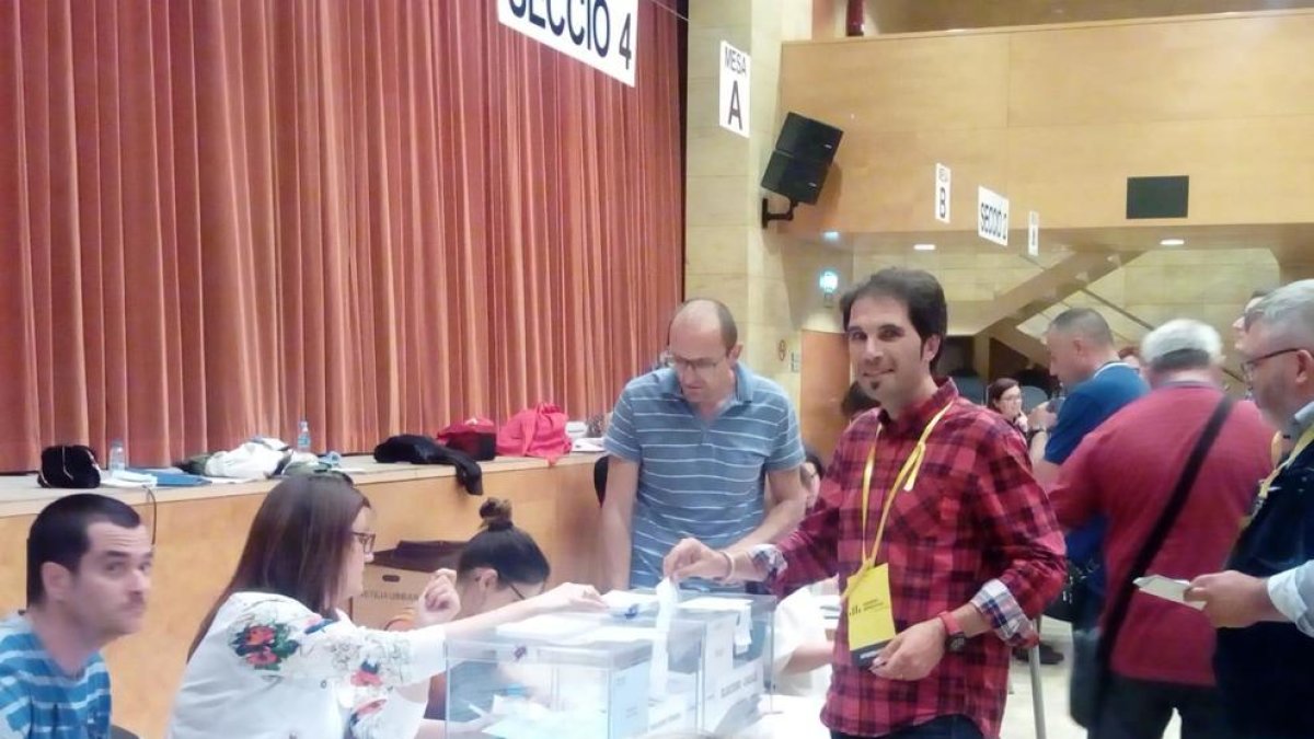 El candidat d’ERC, Santi Pelegrí, al votar ahir.