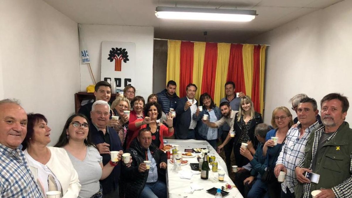 Membres d’Units per Almacelles van celebrar la victòria.