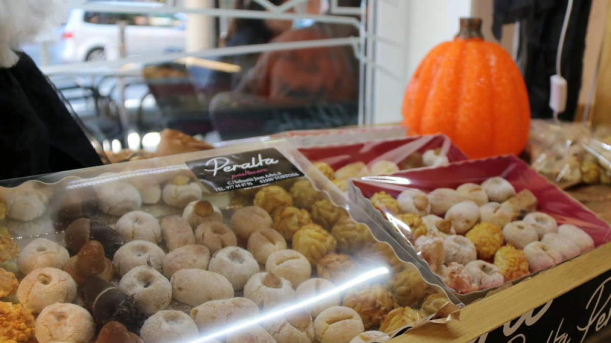 Els forners lleidatans preveuen vendre uns 133.000 quilos de panellets