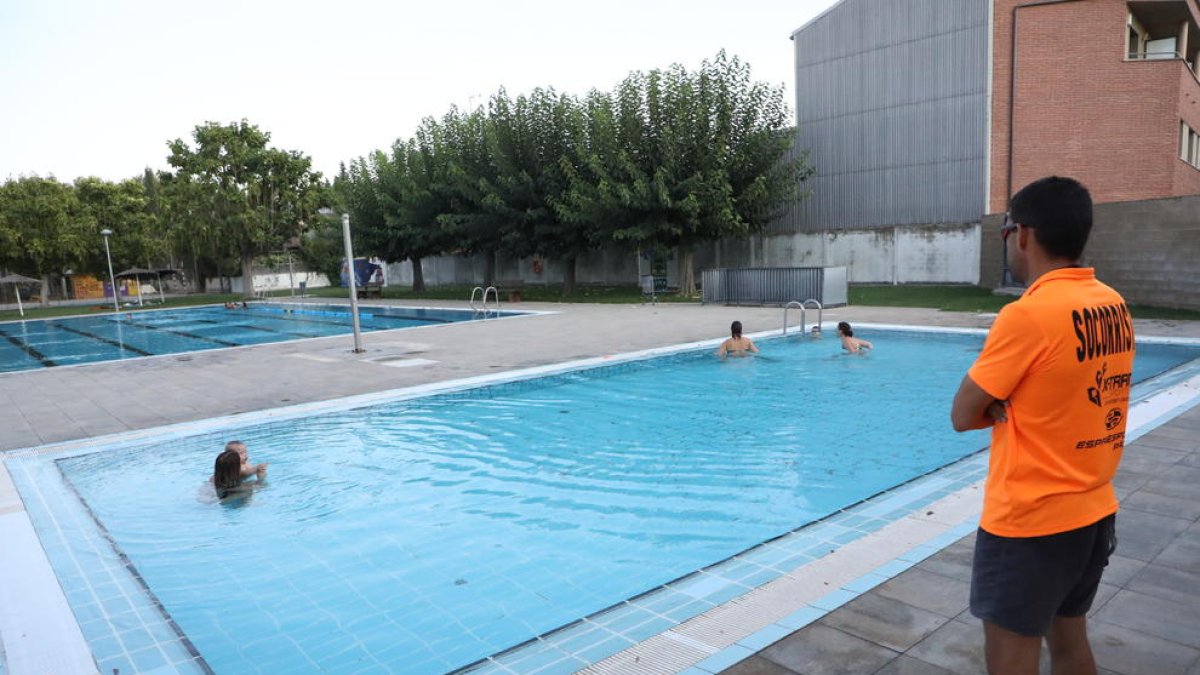 Imagen del socorrista que salvó la vida del niño ayer en las piscinas municipales de El Palau d’Anglesola.
