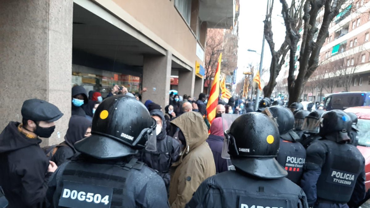 Mossos, instants abans de carregar contra manifestants a Salt.
