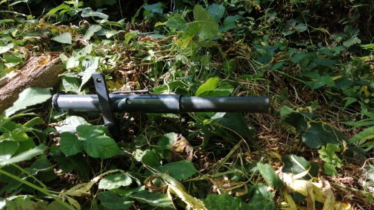 Agentes de los Mossos d’Esquadra durante el operativo policial llevado a cabo ayer en la partida de Grenyana, en Alcoletge.