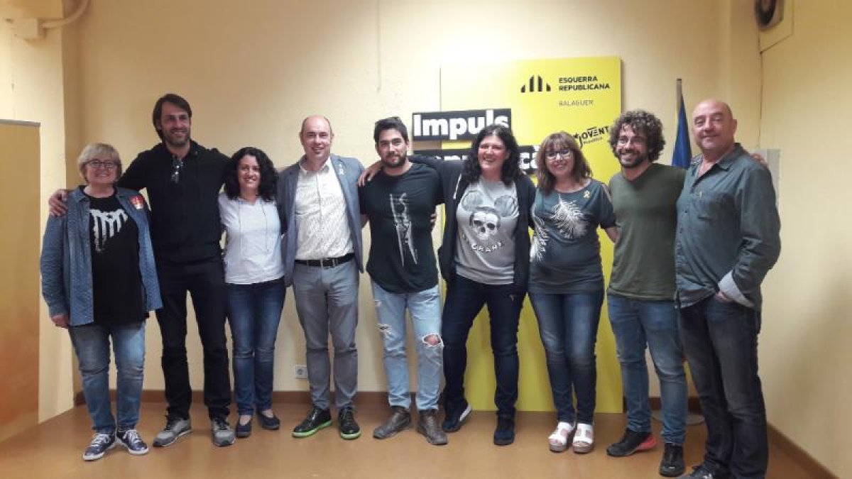 Jordi Ignasi Vidal, envoltat de membres de la candidatura al conèixer els resultats.