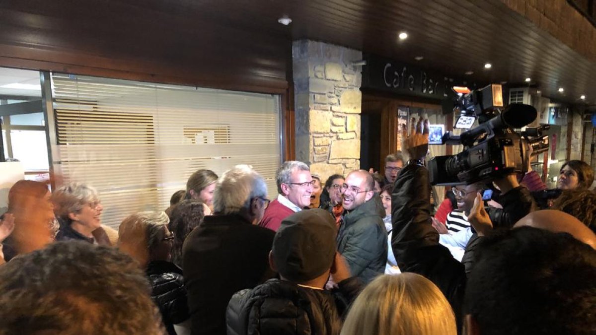 Paco Boya recibe la felicitación de simpatizantes y vecinos frente a la sede de Unitat d’Aran tras ganar por mayoría en el Conselh.