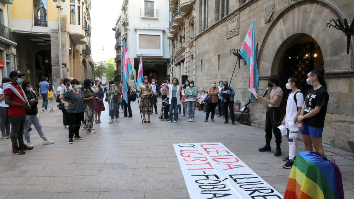 Concentración contra la LGTBIfobia, el pasado mes de mayo en la plaza Paeria de Lleida.