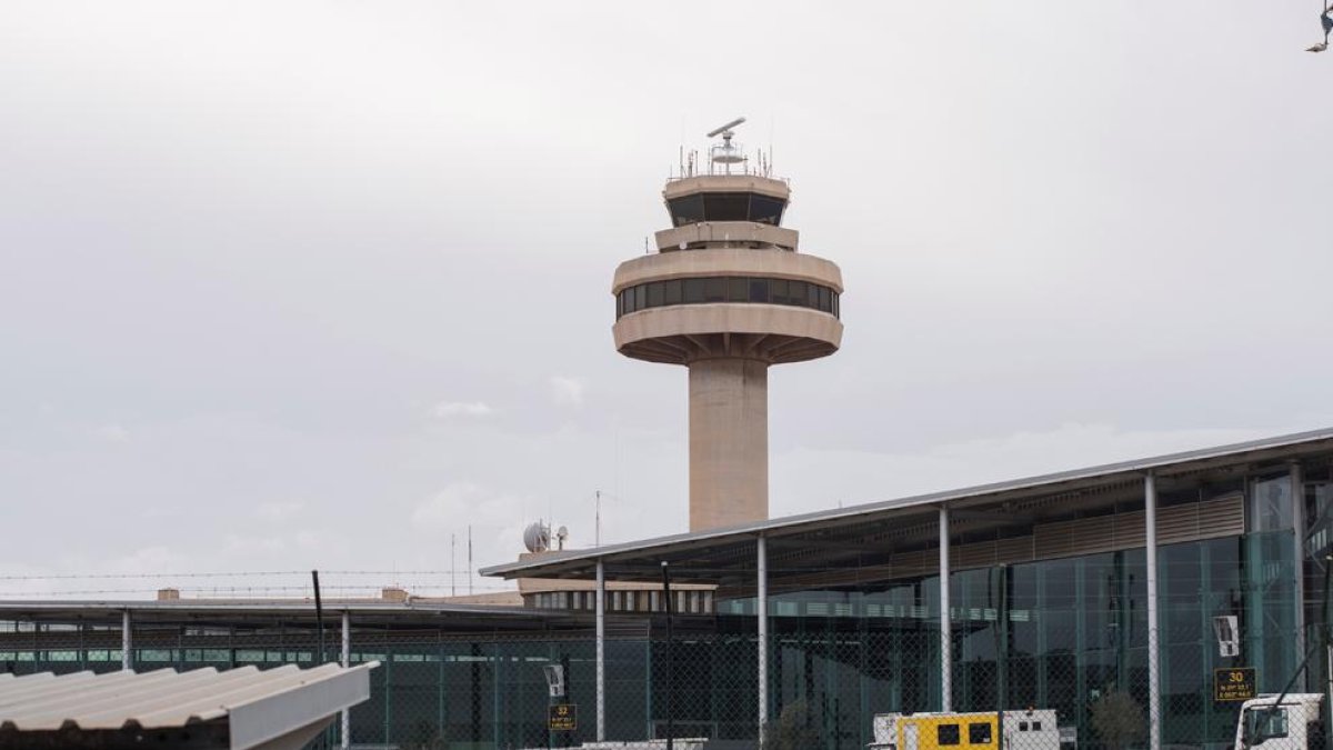 La torre de control y una pista del aeropuerto de Palma.