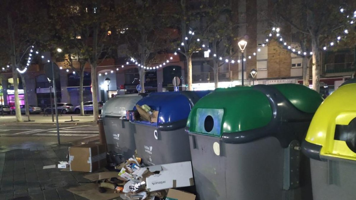 Cajas de cartón y otros desperdicios frente a la plaza Blas Infante.