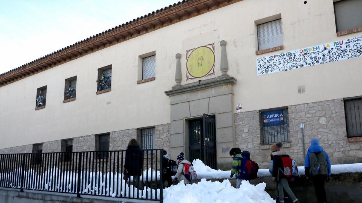La escuela de Arbeca reabre por la tarde - La escuela Albirka de Arbeca fue una de las que ayer por la mañana permanecieron cerradas y recuperaron la actividad por la tarde. El alcalde, Sergi Pelegrí, explicó que la decisión se tomó “por s ...