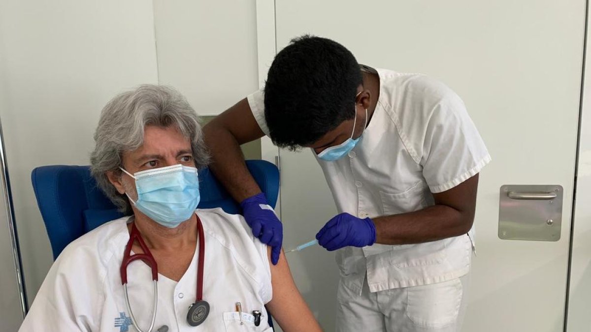 Terceras dosis a sanitarios. Los sanitarios del Arnau están recibiendo la dosis de refuerzo en el edificio polivalente.