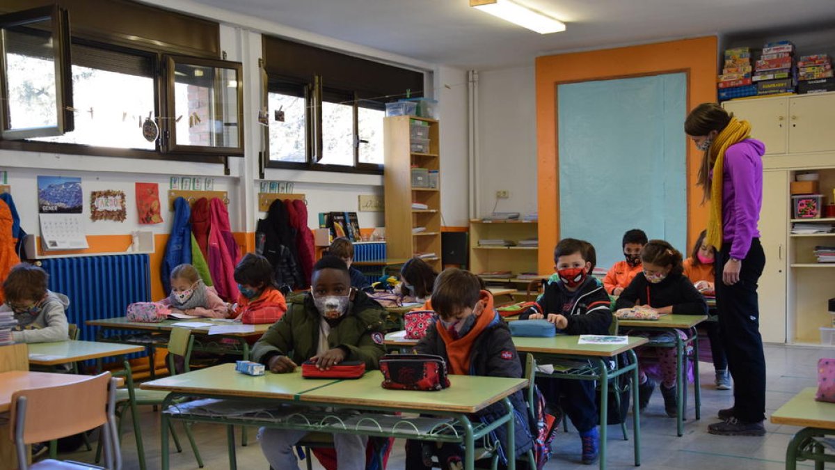 Una clase del colegio Albert Vives de La Seu ayer, con las ventanas abiertas y los niños abrigados.