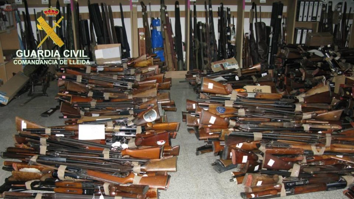 Vista de armas destruidas por la Guardia Civil para convertirlas en chatarra.