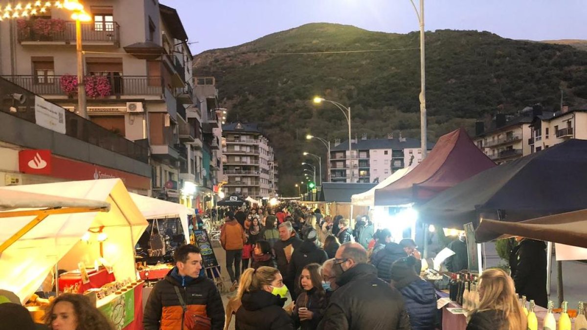Las paradas de productos artesanos y de proximidad llenaron de público la avenida de Sort.