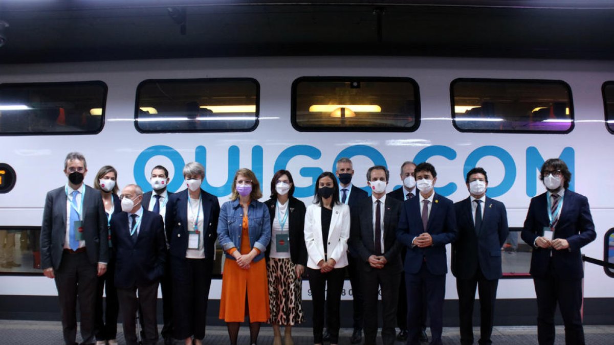 La comitiva d’autoritats i responsables d’Ouigo que van participar ahir en el viatge de presentació.