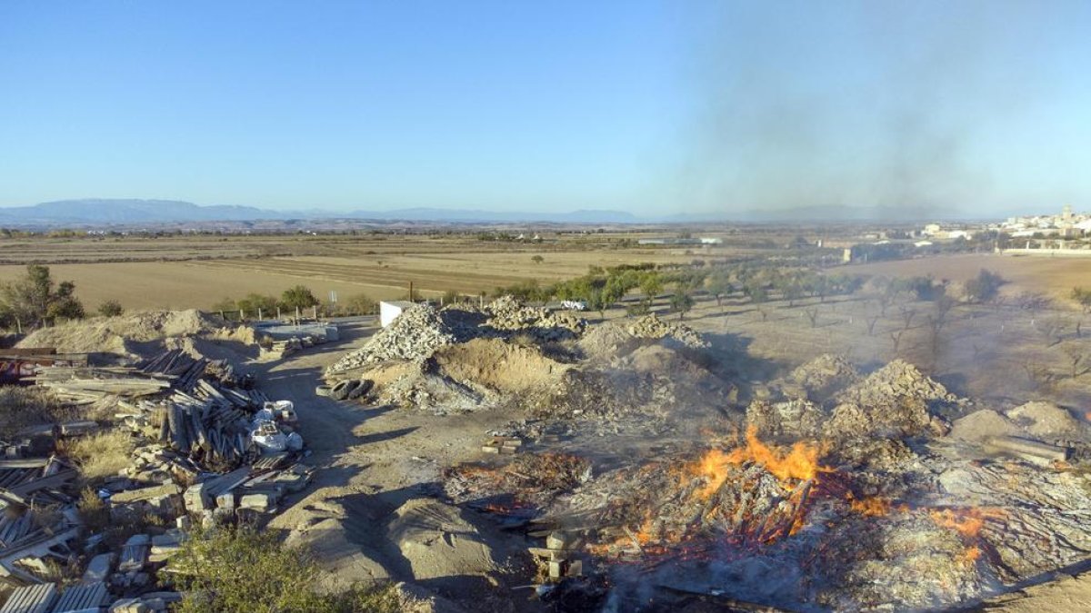 Cremen 350 m² de fusta en una finca de demolicions d'Anglesola