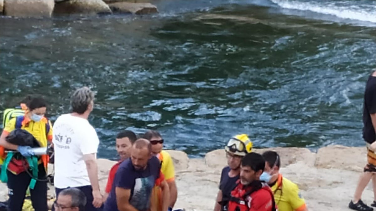 Servicios de emergencias durante el rescate de un niño ayer en Sort.