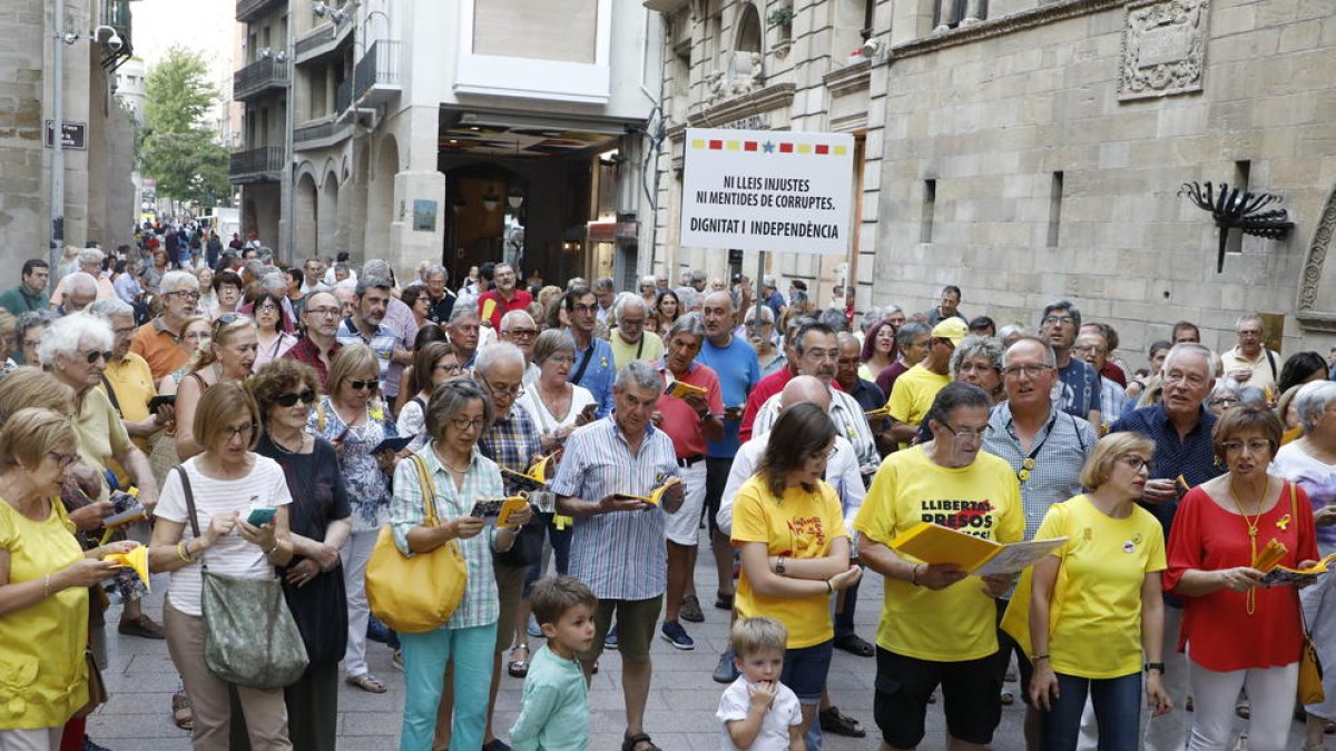 Los ‘cantaires’, ante la Paeria por la libertad de los presos  -  Los cantaires se reunieron ayer, como cada lunes, en la plaça de la Paeria para exigir la libertad de los políticos encarcelados y el retorno de los que se han marchado fuera d ...