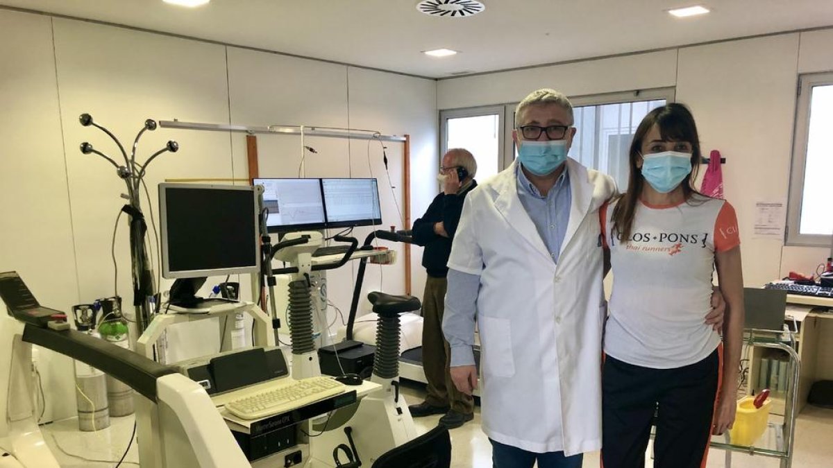 El doctor Fernando Pifarré, en su consulta junto a una deportista.