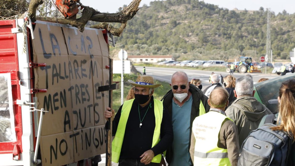 Uno de los cortes de la carretera C-12 en Flix de los afectados por el temporal Filomena.
