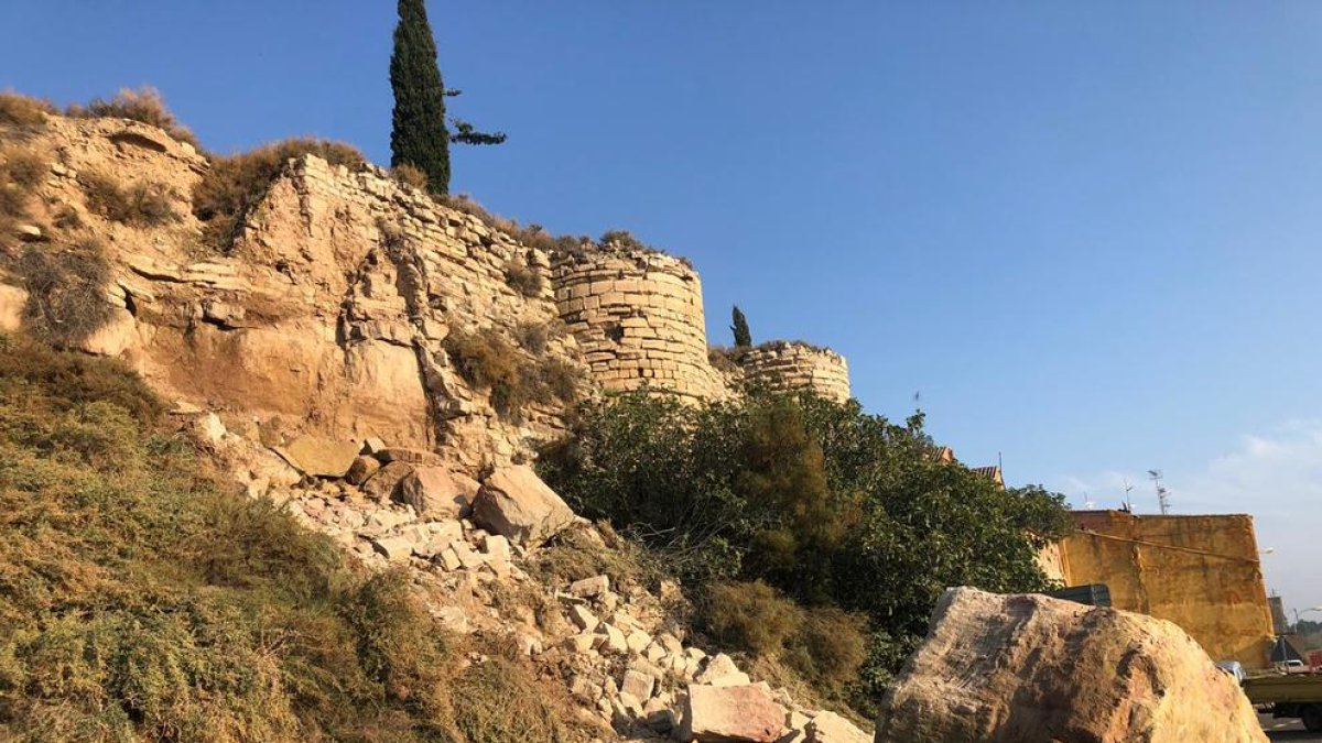 Imatge dels operaris de la CHE treballant ahir per reparar les obstruccions en el cabal del riu a l’Albi arran de les inundacions.