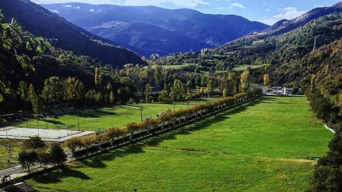 La pista esportiva de ciment, a l’esquerra, i el seu entorn dels afores del poble de Rialp.