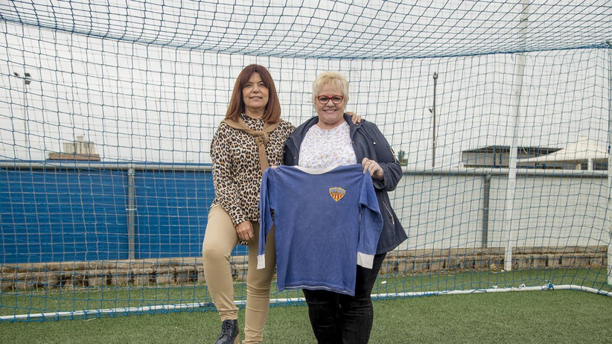 Montse Alba y Pepita Solé, dos de las jugadoras de aquel histórico equipo, sostienen la camiseta.