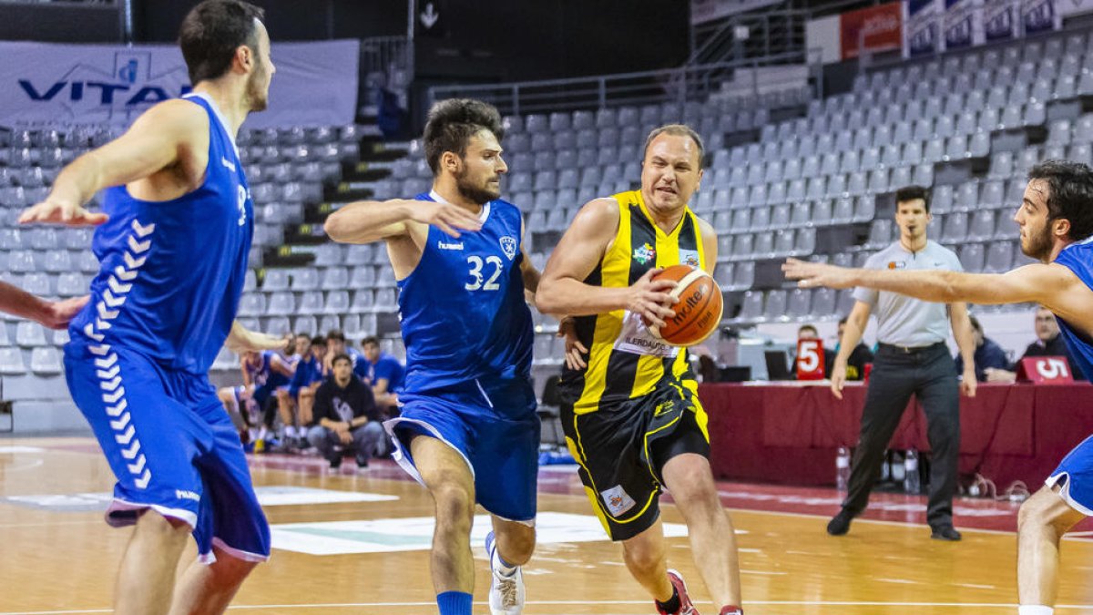 Pau López intenta llançar a cistella davant de la defensa d’un jugador del Sese.