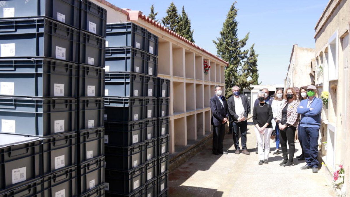 Los restos fueron enterrados en 6 nichos, a la espera de muestras genéticas que permitan identificarlos.