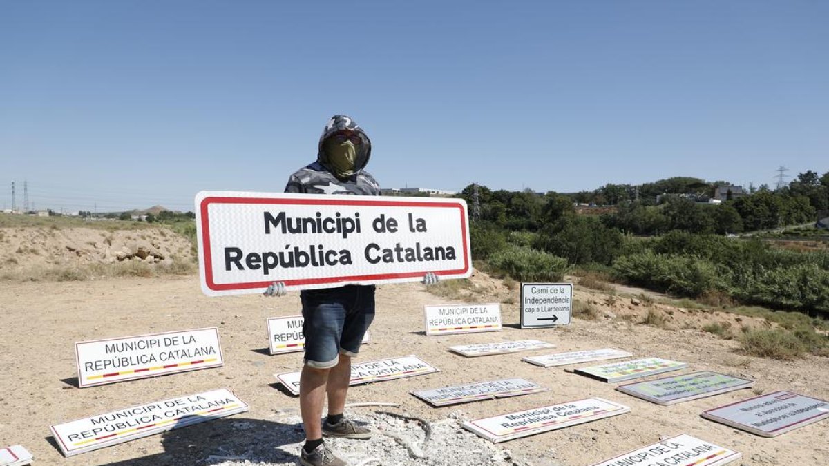 Un dels membres de la plataforma mostrant ahir els senyals que han retirat a Lleida.