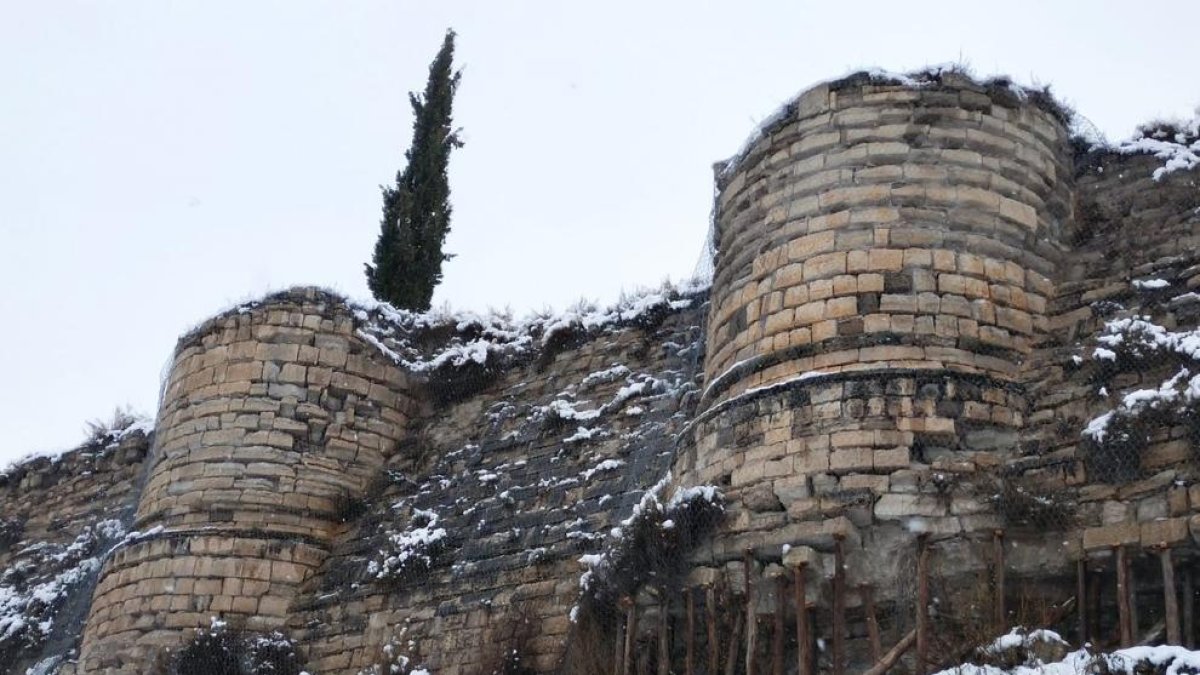 Un tramo de la base de la muralla permanece apuntalado.