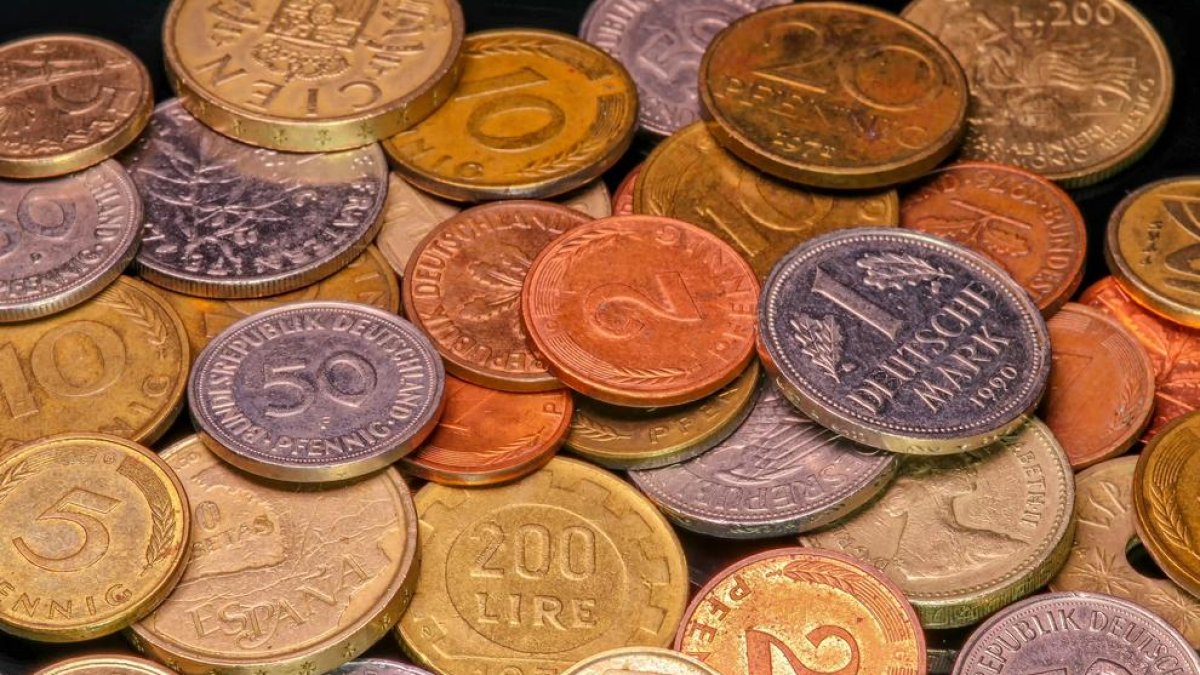 Monedes antigues de diferents països de la Unió Europea.