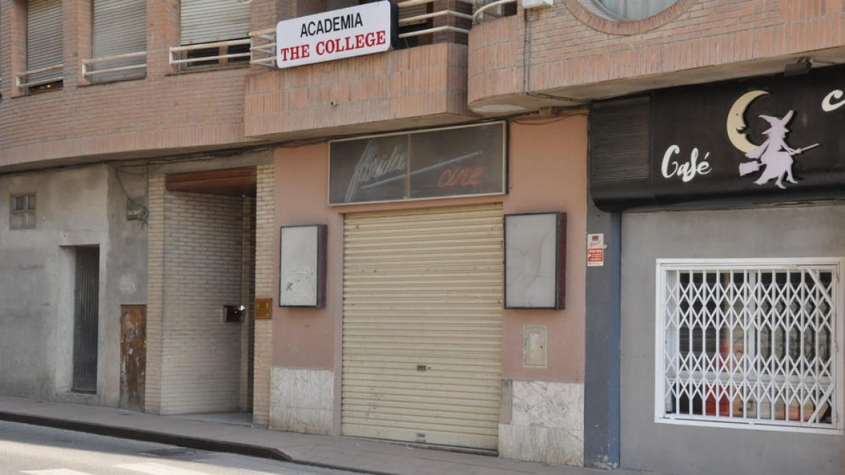L’únic cine de Fraga, tancat des de fa més d’una dècada.