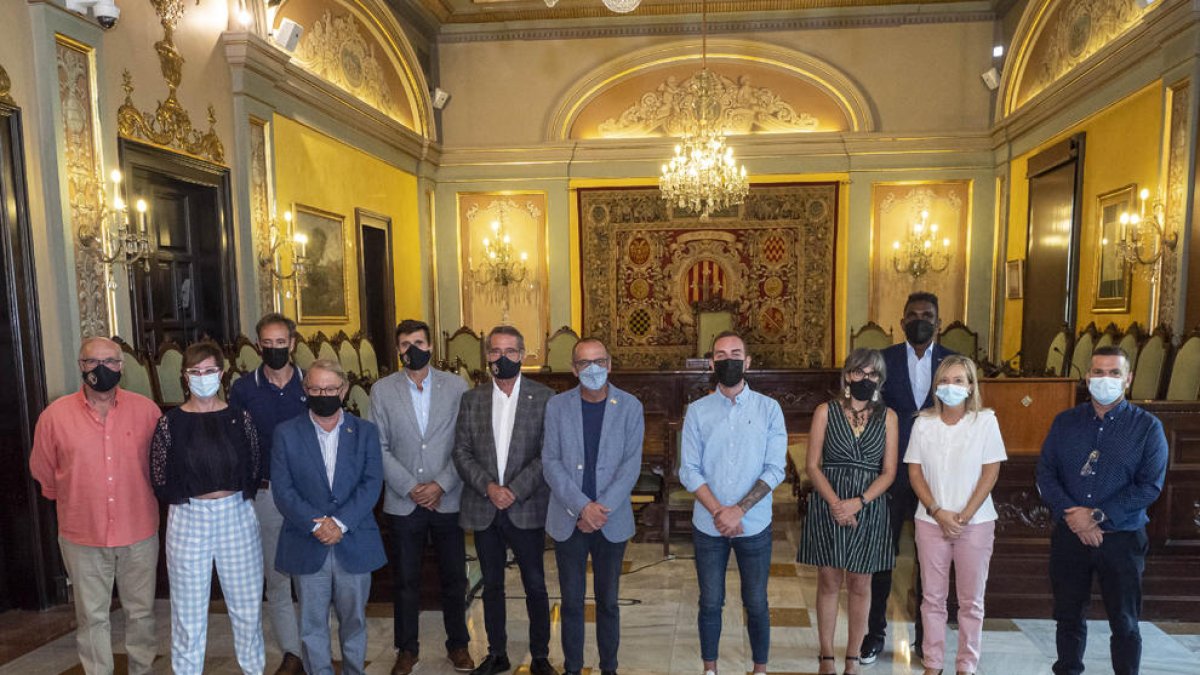 L’alcalde i el president del CT Lleida, amb directius del club i regidors de la Paeria.