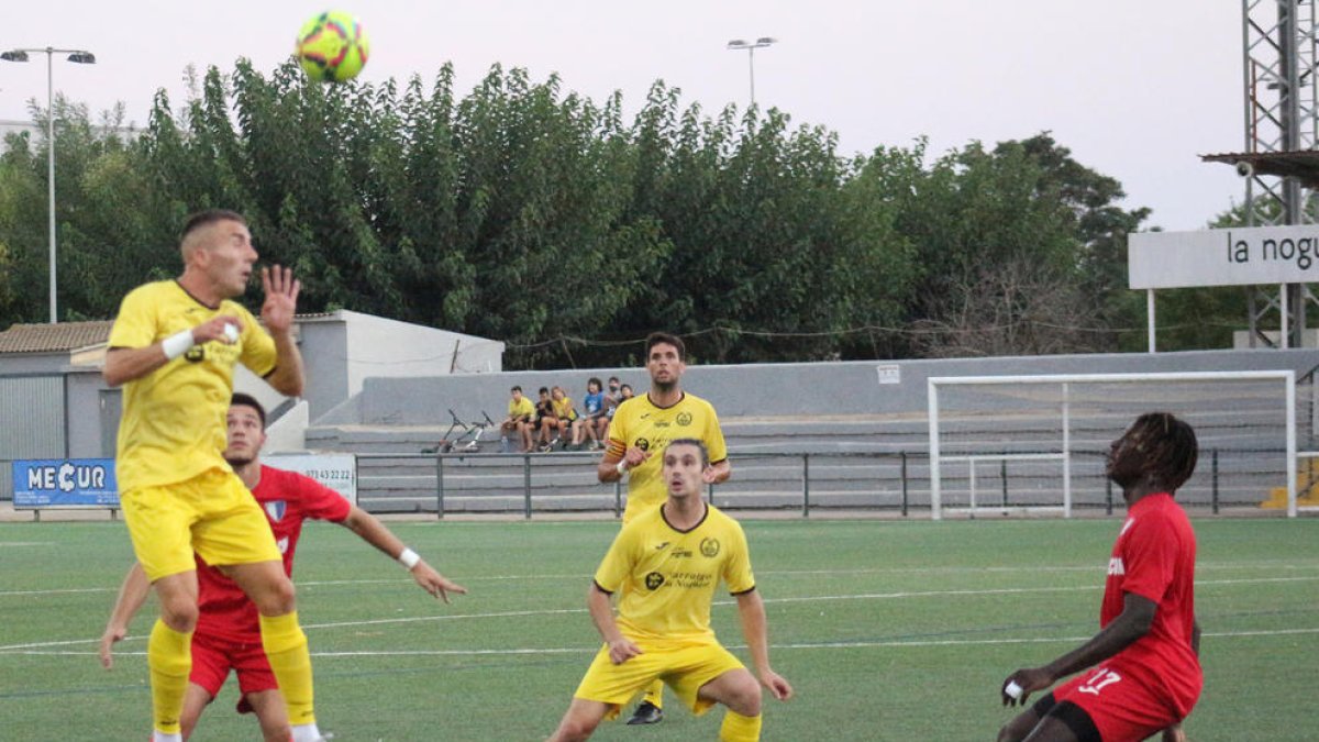 Una acció del partit entre el Balaguer i l’Inter Escaldes andorrà.