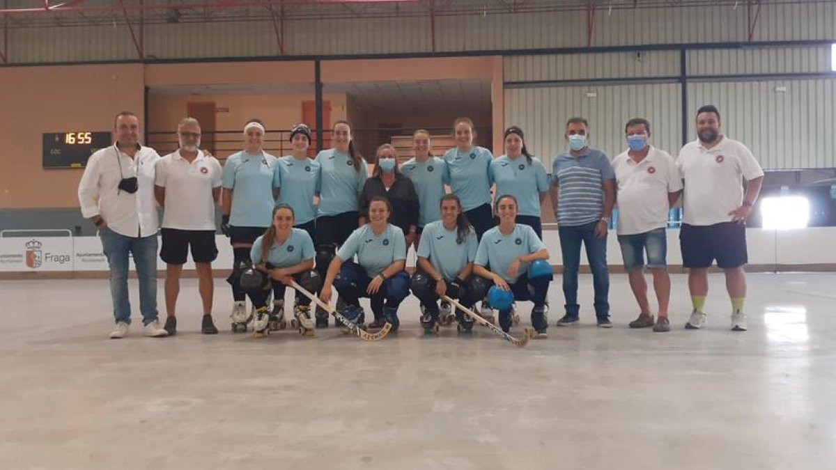 La alcaldesa de Fraga, Carmen Costa, visitó a jugadoras y cuerpo técnico del nuevo equipo de hockey.