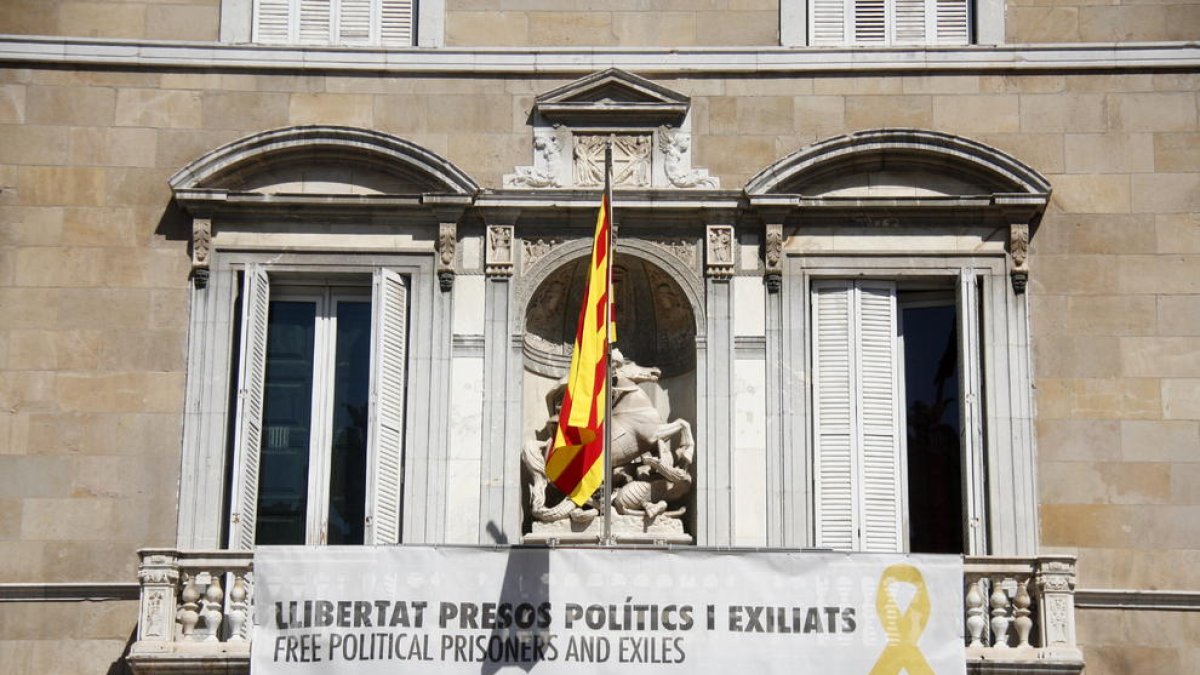 La pancarta de los 'presos políticos', de nuevo colgada en el Palau de la Generalitat.