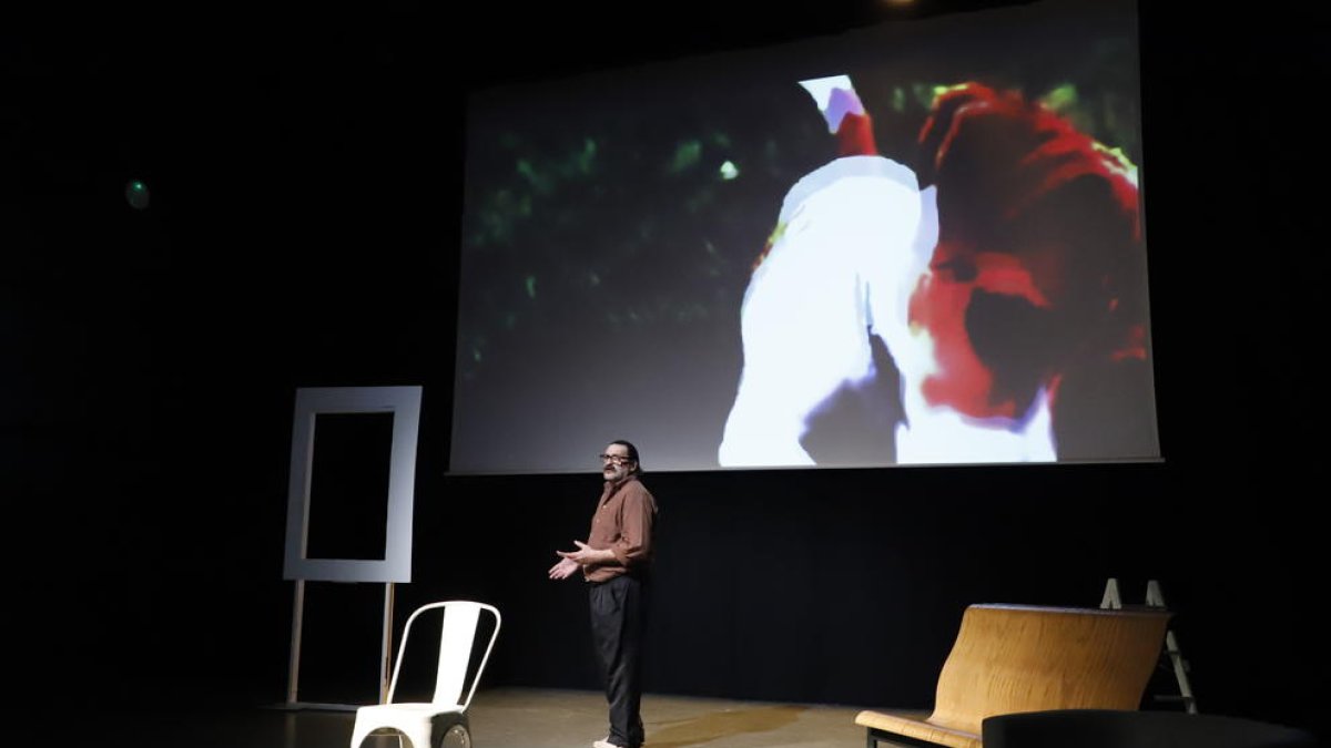 El espectáculo homenaje a Viladot combinó las artes escénicas con la proyección de audiovisuales.
