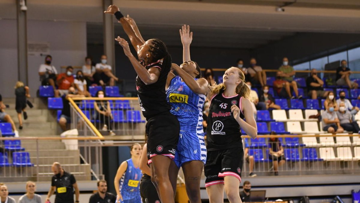 La estadounidense Tunstull, que había llegado el martes a La Seu, pugna con dos jugadoras del equipo francés.