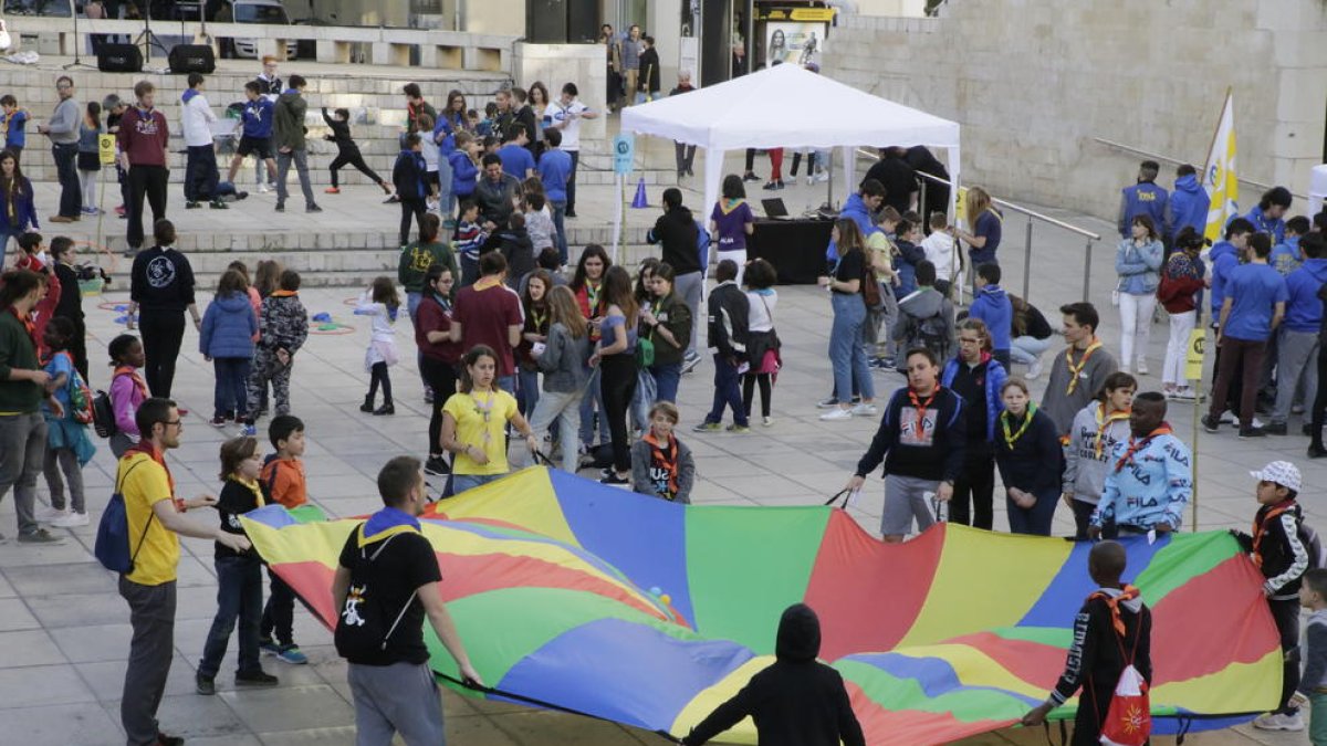 Trobada a la plaça Sant Joan per donar a conèixer la tasca dels esplais de Lleida